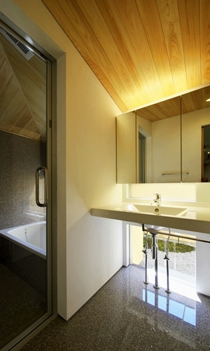 バスコートからの光を有効に採り入れた明るい洗面。