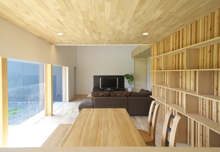 キッチンからリビングを眺める。