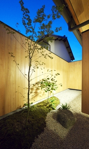 桧の塀のバスコート　夕景