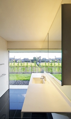 目の前の風景を取り入れた開放的な洗面スペース。