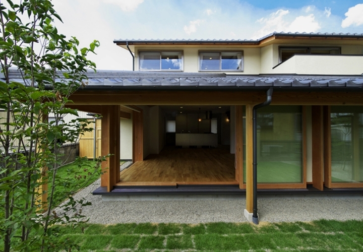 南庭からリビングを望む。