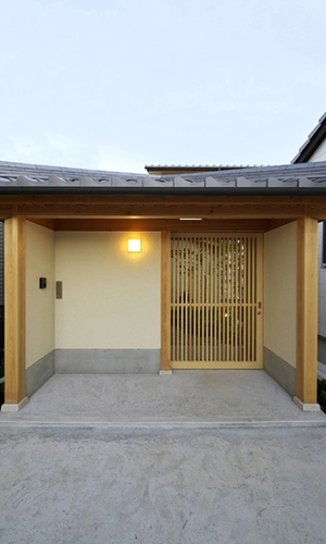 料亭のような中庭を望むことが出来る門扉の格子引戸。