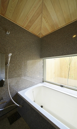 在来で造られた御影石と桧の浴室。バスコートが心を癒す。