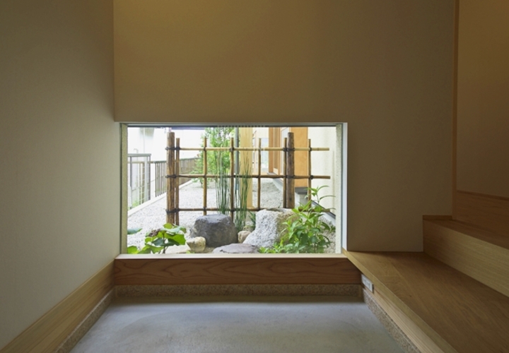 来客者のアイストップとなる、玄関から望む2つ目の庭。