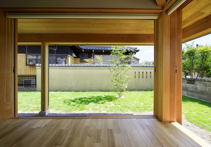 リビングの大開口からは四季折々の光、色彩、香りを採り込む。