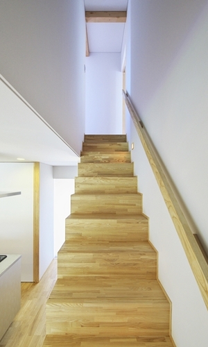 体に負担をかけないゆったりした階段。