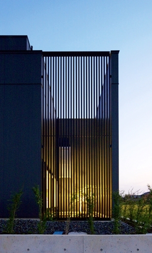 北側全面道路から外観を眺める。