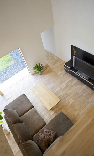 ２階吹抜けからリビングを眺める。