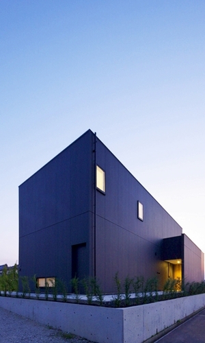 北東より外観を見る。