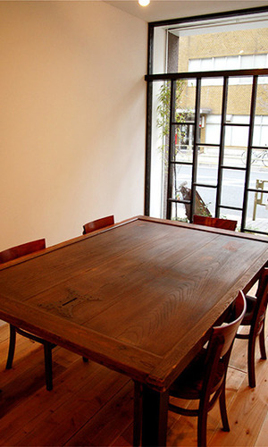 アンティークの蔵戸をテーブルにリデザイン