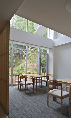 ワンルームタイプの森に開かれた共用リビング