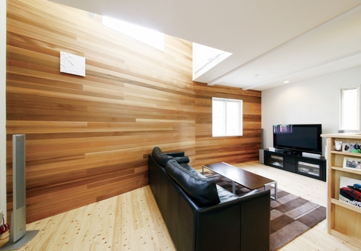 一面だけ木目の壁にしたリビング