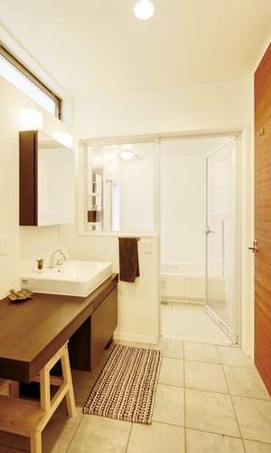 ブラウンの木目をアクセントにした洗面スペース