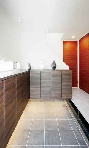 モダンで落ち着いた雰囲気の玄関