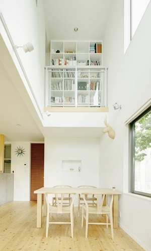 吹き抜けから明るい自然光がそそぐ