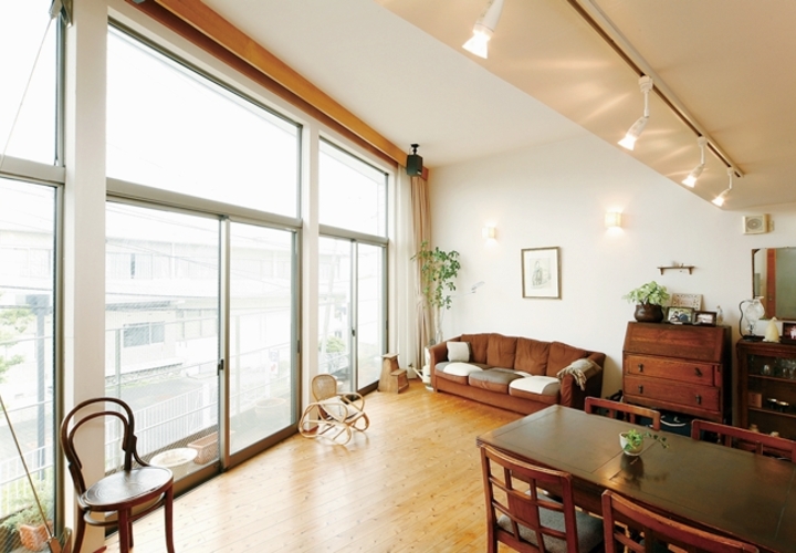 貝殻を原料とした塗壁でナチュラルなリビング