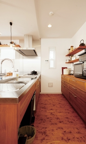 漆喰の壁、木のぬくもり、ナチュラルなキッチン