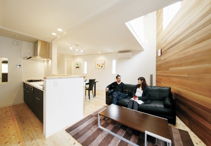 高窓からの採光が明るいリビング