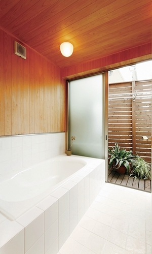 バスコート付でゆったりと癒されるバスルーム