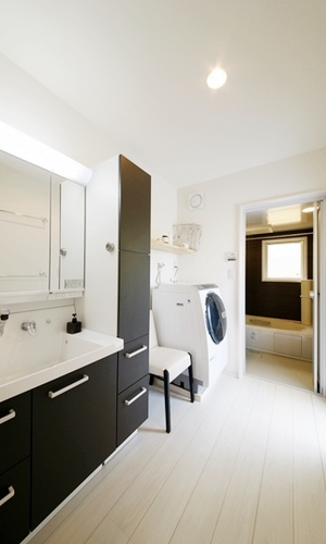 モノトーン系のクールな洗面