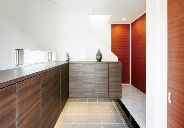 収納扉とドア模様をアクセントにした玄関