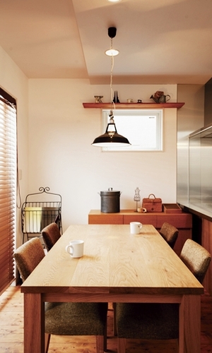 無垢素材のダイニングテーブルやアイアン家具がマッチする