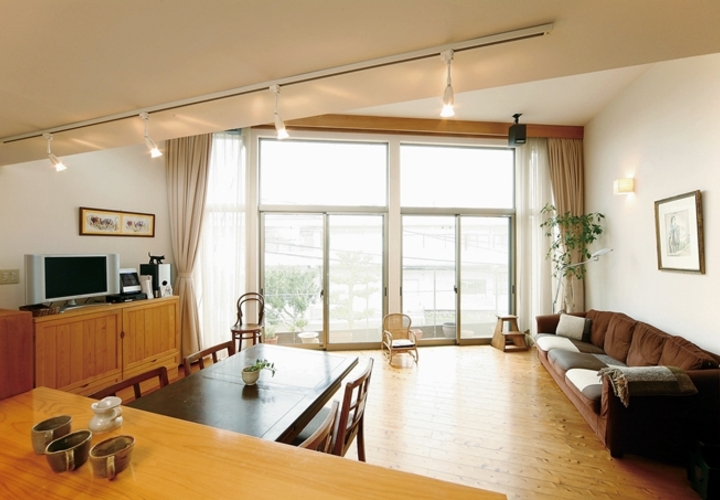 大きな窓からたっぷりと光が注ぐ
