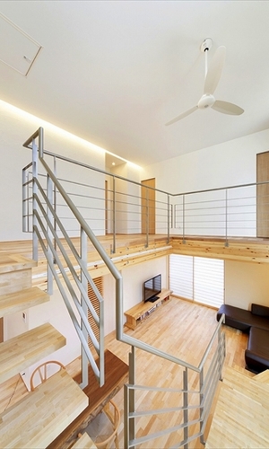 リビングを階段で囲む吹抜け