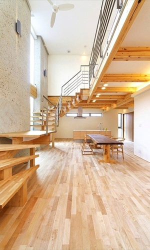 石柱と階段が存在感を示すリビング