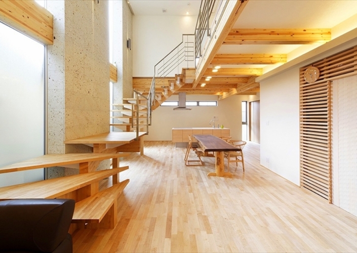 石柱のあるオープンリビング