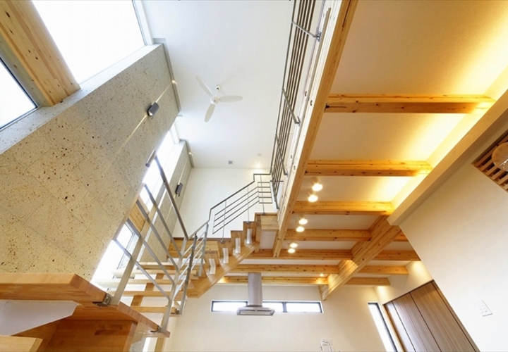 石柱と光が印象的な吹抜け