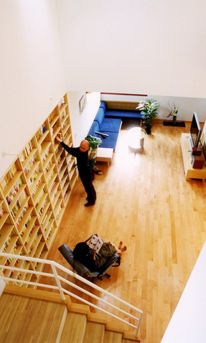 壁から出っ張らない本棚