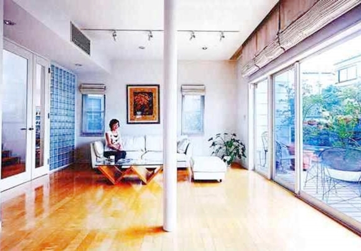 草木を眺めるリビング