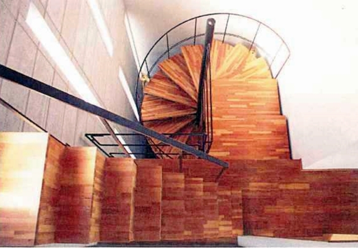 螺旋階段を見下ろす