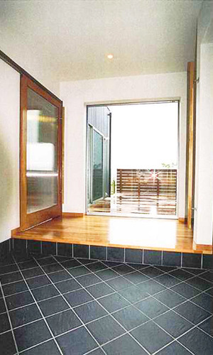 玄関から中庭デッキへ