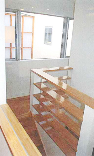 階段手すり兼用飾り棚