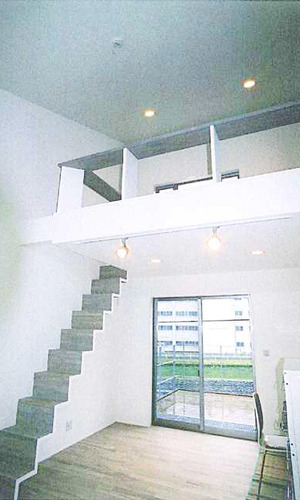 ロフトへのコンパクト木製階段