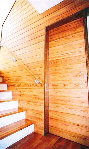 階段壁と引き戸