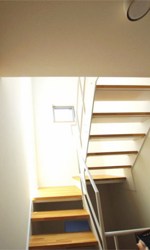 吹き抜け階段から明かりを取り込む