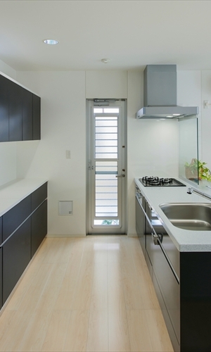 オーダーメイド収納完備のキッチン