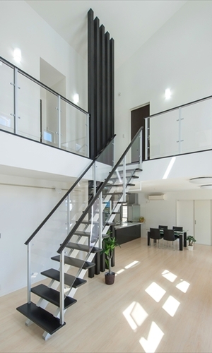 吹き抜けのあるリビング