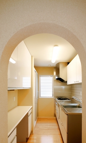 キッチン02　リビングよりキッチンを見る