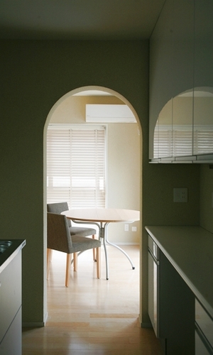 キッチン01　キッチンよりリビングを見る