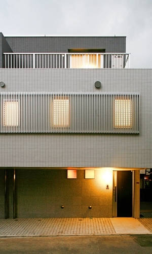 外観04　あたたかな灯りがともる