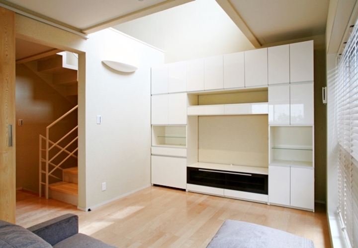 リビング01　壁一面を収納に