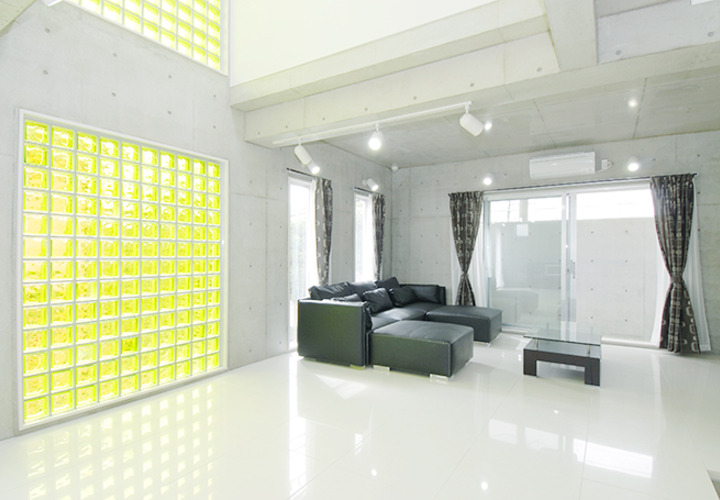 吹き抜けとはめ込み窓で明るいリビングルーム