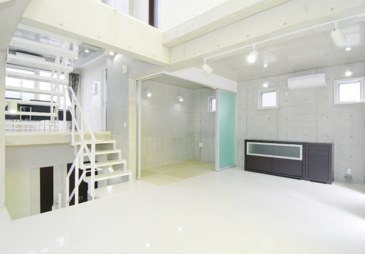 吹き抜けとスキップフロア