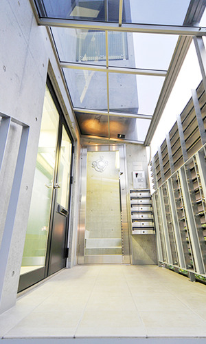 上からの採光を確保した玄関スペース