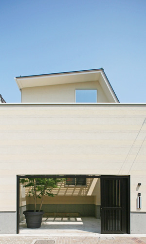 玄関へと続く外門