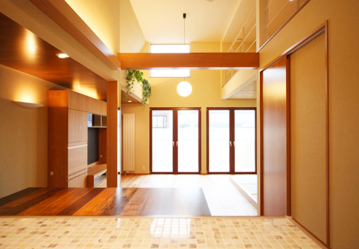 キッチンにも届くリビングからの光